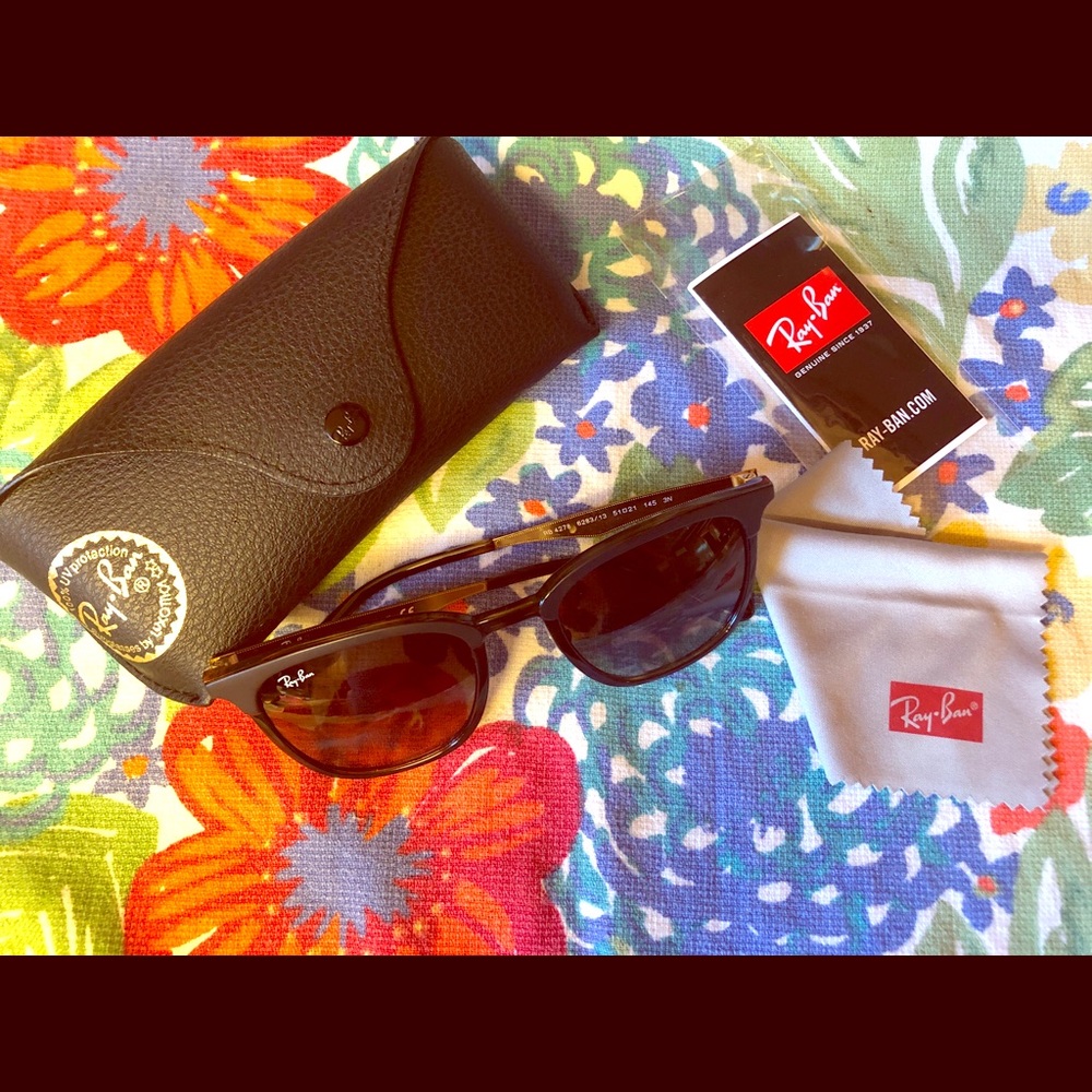 Like new! Super cute Ray-Bans 🕶